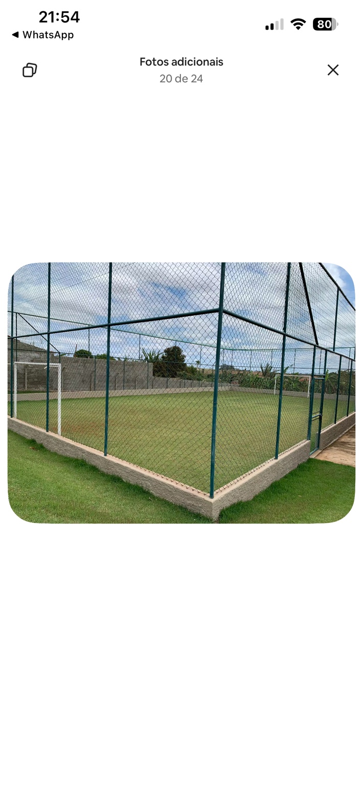 Campo de futebol cercado